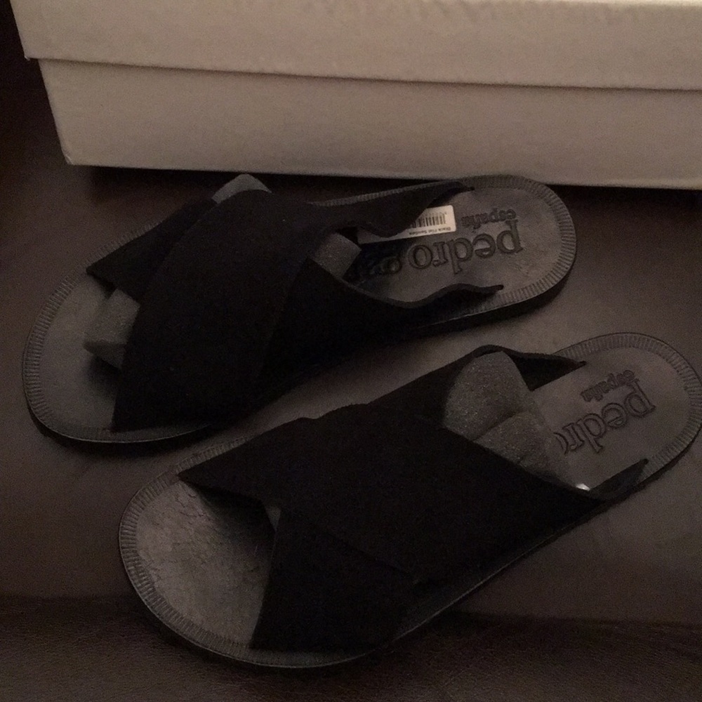 Pedro García black flat sandals